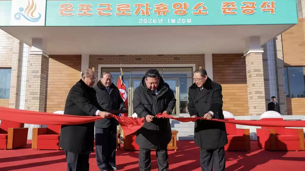 北韩温泉设施竣工 金正恩剪彩并与泡汤大妈聊天