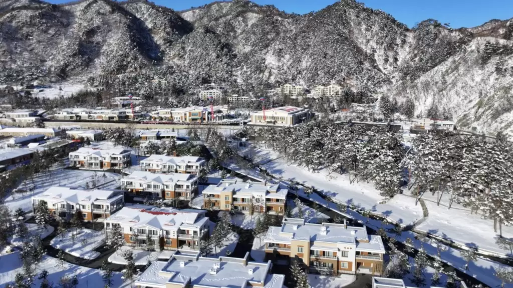 北韩温泉设施竣工 金正恩剪彩并与泡汤大妈聊天