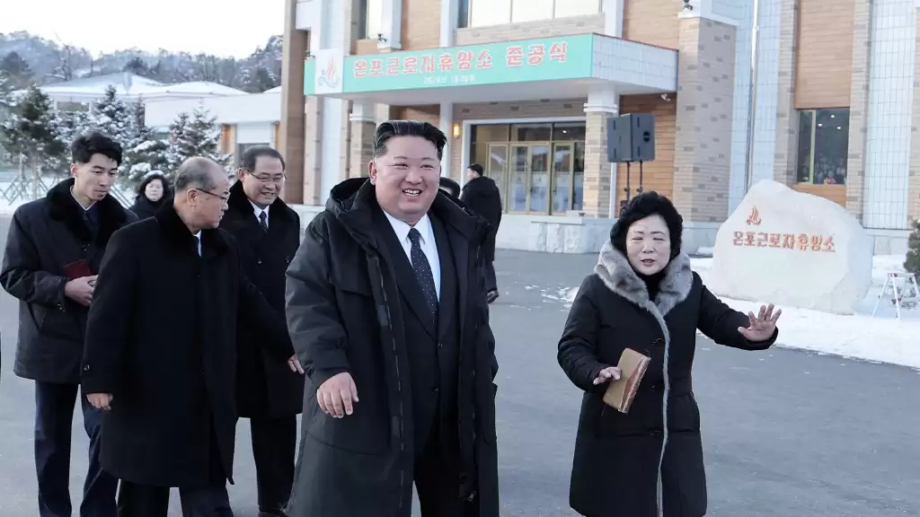 北韩温泉设施竣工 金正恩剪彩并与泡汤大妈聊天