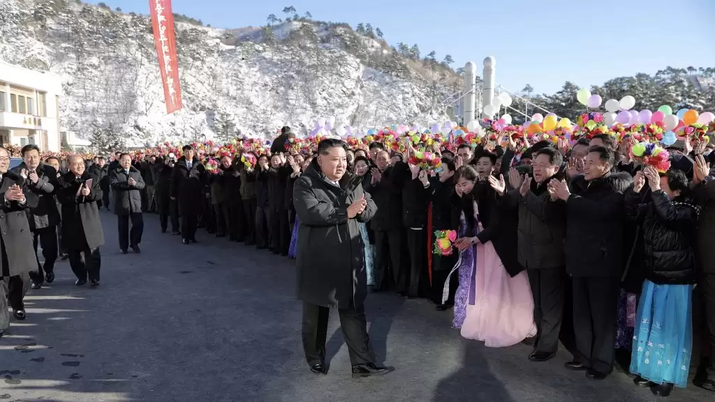北韩温泉设施竣工 金正恩剪彩并与泡汤大妈聊天
