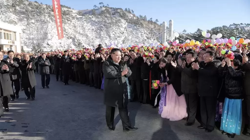 北韩温泉设施竣工 金正恩剪彩并与泡汤大妈聊天