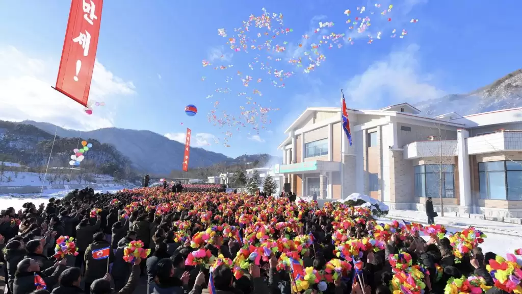 北韩温泉设施竣工 金正恩剪彩并与泡汤大妈聊天