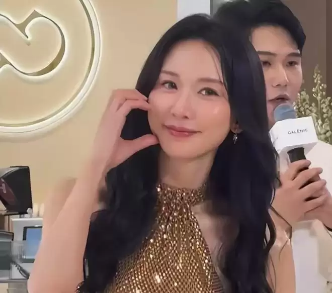 林志玲现身深圳湾万象城!完全看不出51岁了,生图镜头却出卖了她