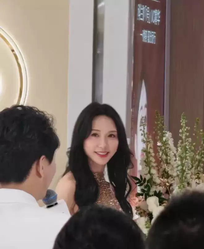 林志玲现身深圳湾万象城!完全看不出51岁了,生图镜头却出卖了她