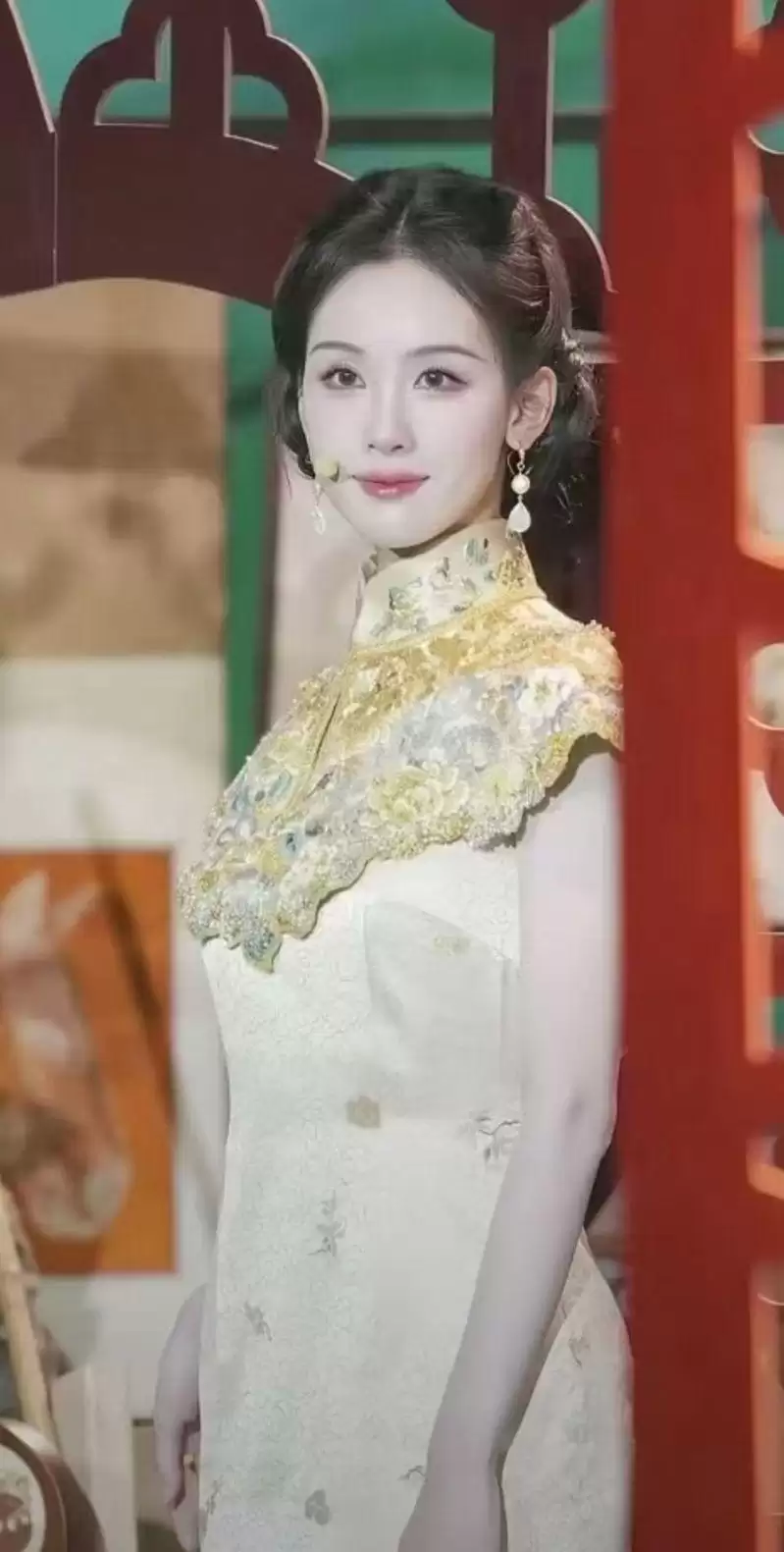 美极了…陈都灵穿非遗“云锦高定” 网友喊“把旗袍焊在身上”