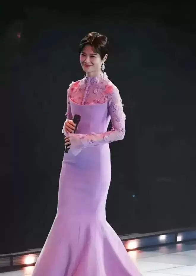活久见啊,李宇春居然穿裙子了,还是这种颜色娇嫩的裙子!