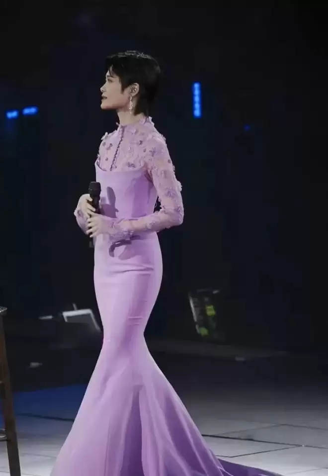 活久见啊,李宇春居然穿裙子了,还是这种颜色娇嫩的裙子!