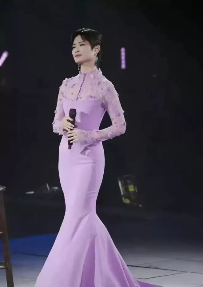活久见啊,李宇春居然穿裙子了,还是这种颜色娇嫩的裙子!