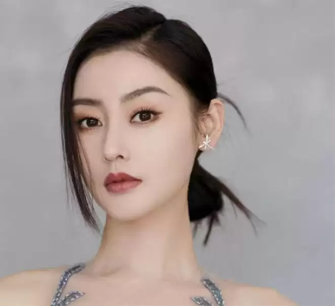 绿了张天爱,渣了古力娜扎,如今又曝新恋情,他到底有什么魅力