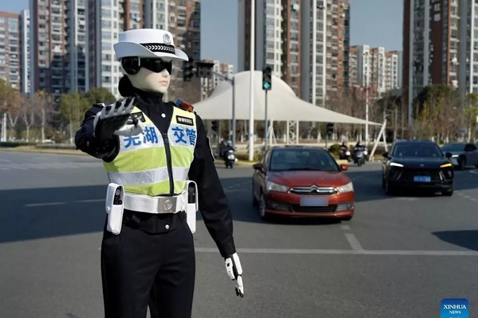 中国猛推“金童玉女”AI交警机器人 网:半夜遇见吓死