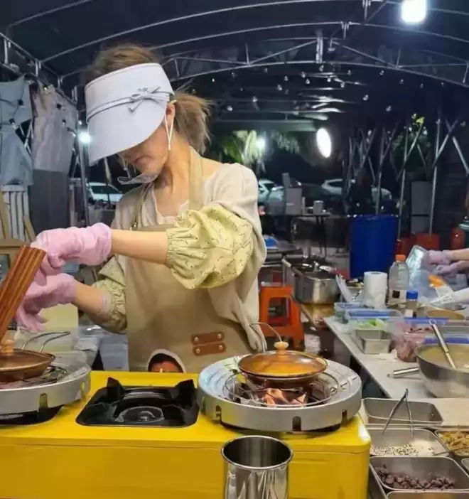 赵露思海南夜市摆摊!素颜卖蛋烘糕,350元穿搭太接地气