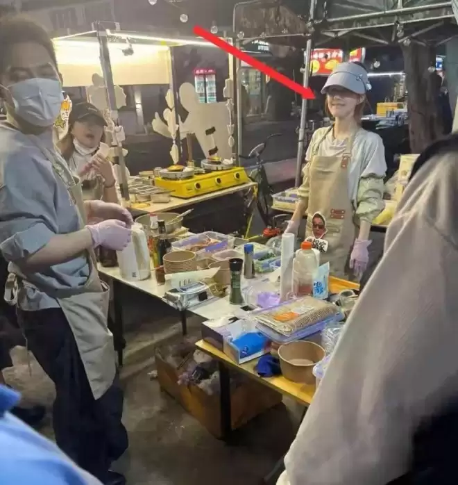 赵露思海南夜市摆摊!素颜卖蛋烘糕,350元穿搭太接地气