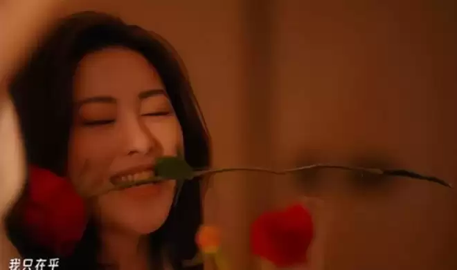 朱珠一家吃路边摊被偶遇!女儿热出一头汗,老公偷拍她满眼都是爱