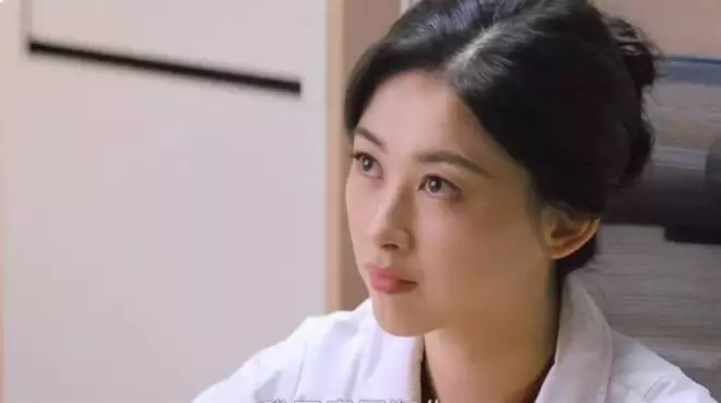 朱珠一家吃路边摊被偶遇!女儿热出一头汗,老公偷拍她满眼都是爱
