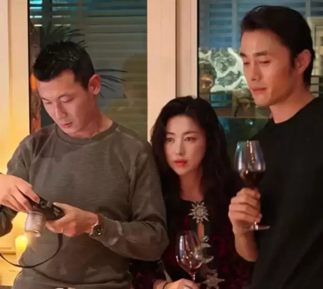 朱珠一家吃路边摊被偶遇!女儿热出一头汗,老公偷拍她满眼都是爱