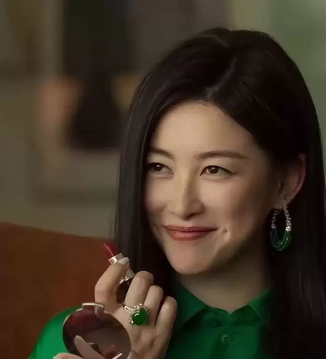 朱珠一家吃路边摊被偶遇!女儿热出一头汗,老公偷拍她满眼都是爱
