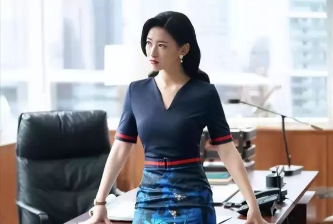 朱珠一家吃路边摊被偶遇!女儿热出一头汗,老公偷拍她满眼都是爱