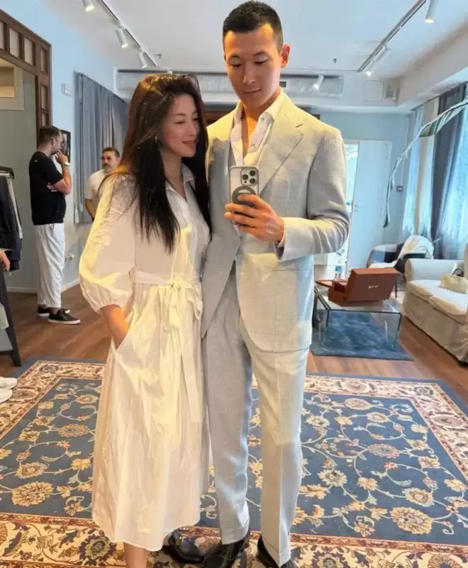 朱珠一家吃路边摊被偶遇!女儿热出一头汗,老公偷拍她满眼都是爱