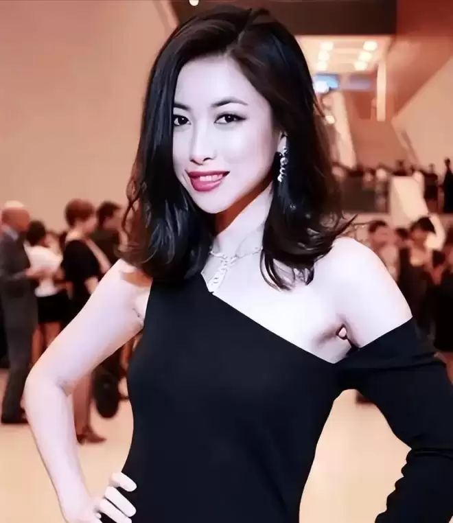 朱珠一家吃路边摊被偶遇!女儿热出一头汗,老公偷拍她满眼都是爱