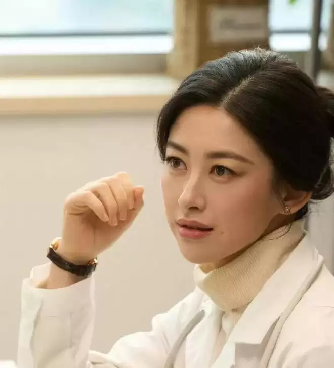 朱珠一家吃路边摊被偶遇!女儿热出一头汗,老公偷拍她满眼都是爱