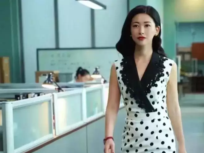 朱珠一家吃路边摊被偶遇!女儿热出一头汗,老公偷拍她满眼都是爱