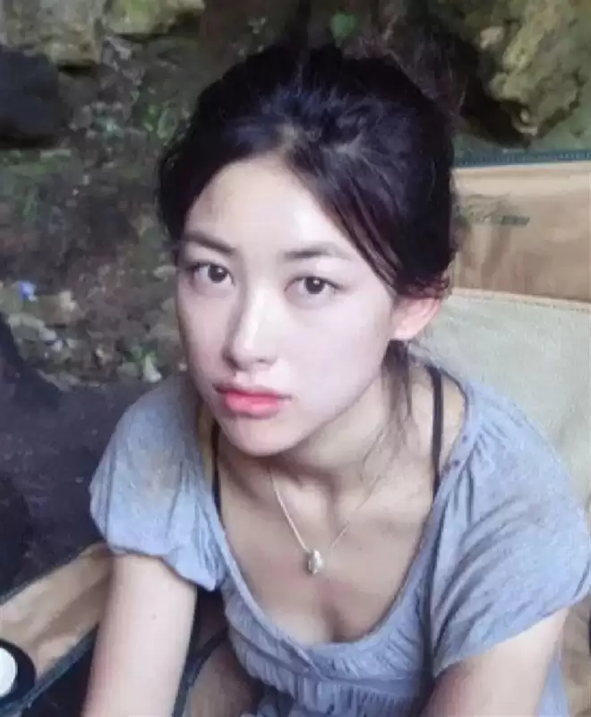 朱珠一家吃路边摊被偶遇!女儿热出一头汗,老公偷拍她满眼都是爱