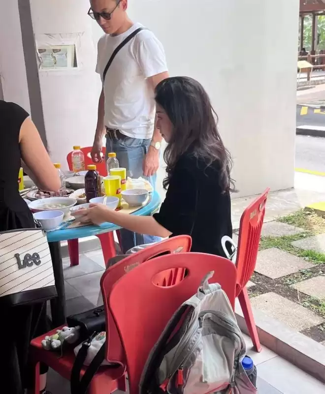 朱珠一家吃路边摊被偶遇!女儿热出一头汗,老公偷拍她满眼都是爱