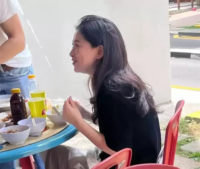 朱珠一家吃路边摊被偶遇!女儿热出一头汗,老公偷拍她满眼都是爱
