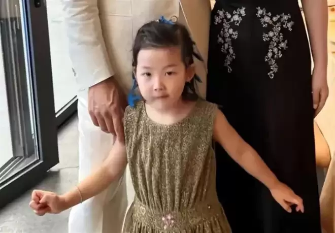 朱珠一家吃路边摊被偶遇!女儿热出一头汗,老公偷拍她满眼都是爱