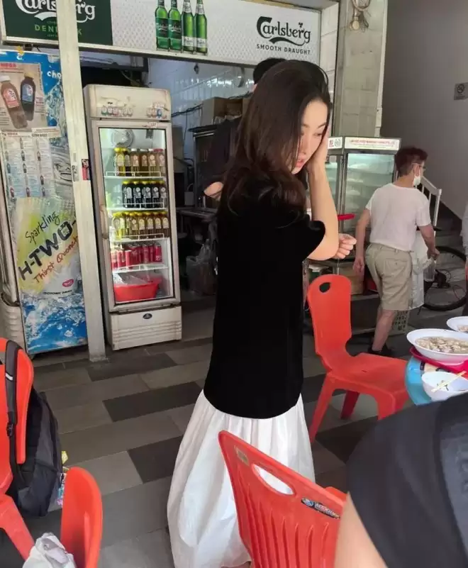 朱珠一家吃路边摊被偶遇!女儿热出一头汗,老公偷拍她满眼都是爱