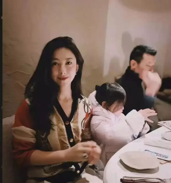 朱珠一家吃路边摊被偶遇!女儿热出一头汗,老公偷拍她满眼都是爱