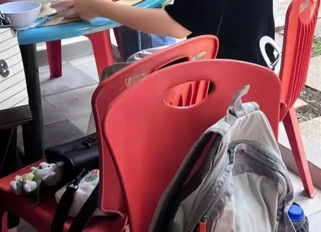 朱珠一家吃路边摊被偶遇!女儿热出一头汗,老公偷拍她满眼都是爱