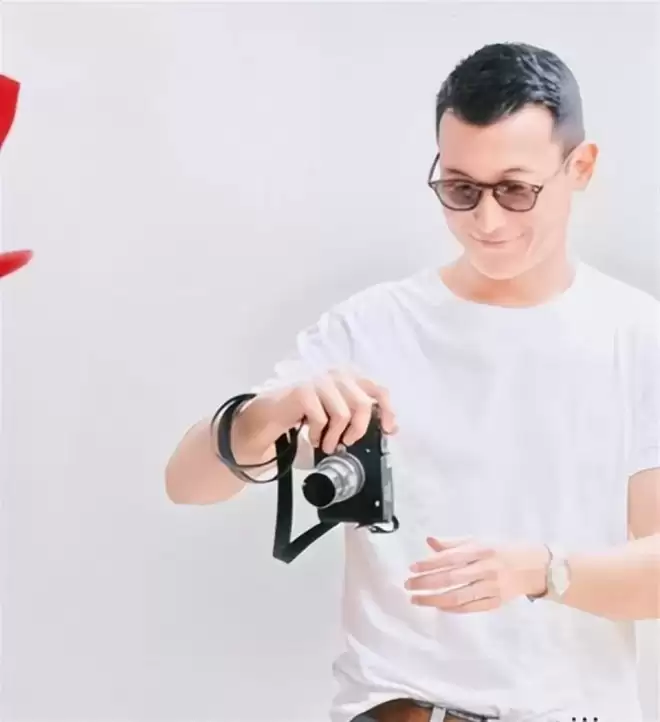 朱珠一家吃路边摊被偶遇!女儿热出一头汗,老公偷拍她满眼都是爱