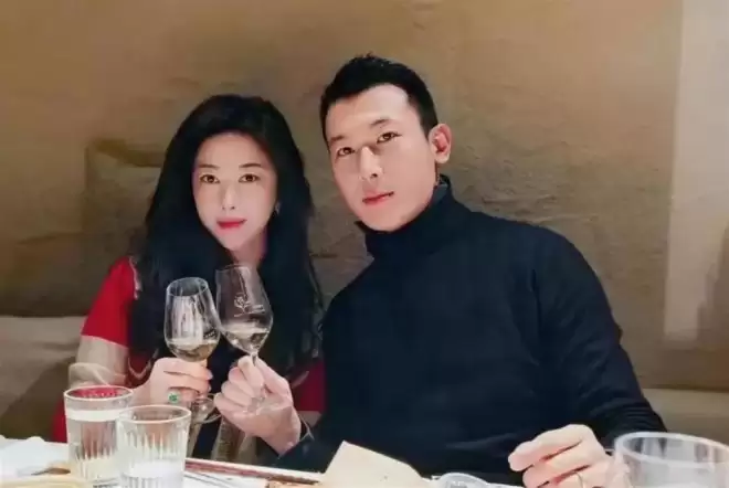 朱珠一家吃路边摊被偶遇!女儿热出一头汗,老公偷拍她满眼都是爱