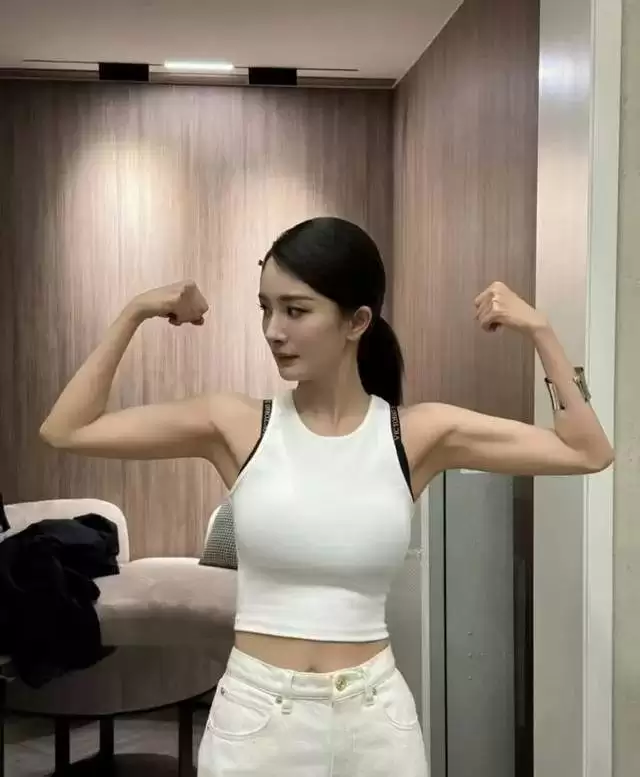 杨幂新片海报出圈,“不知道我的身材很曼妙”上热搜