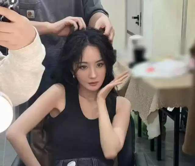 杨幂新片海报出圈,“不知道我的身材很曼妙”上热搜