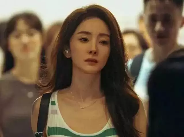 杨幂新片海报出圈,“不知道我的身材很曼妙”上热搜