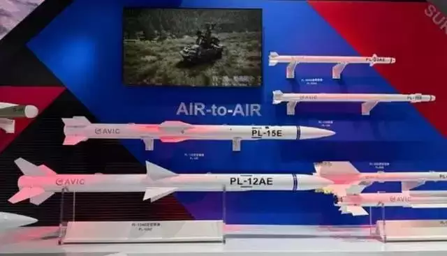歼-20发射“小飞棍”导弹疑为新型“霹雳-16”  可猎杀300公里敌机