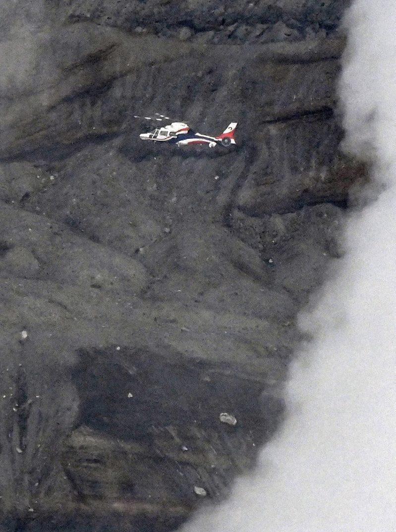 直升机坠毁、3人下落不明 日本火山口维持关闭