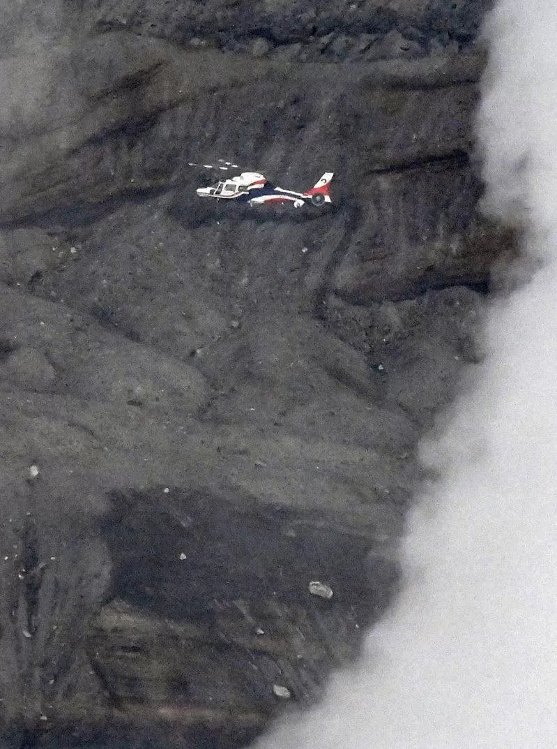 直升机坠毁、3人下落不明 日本火山口维持关闭