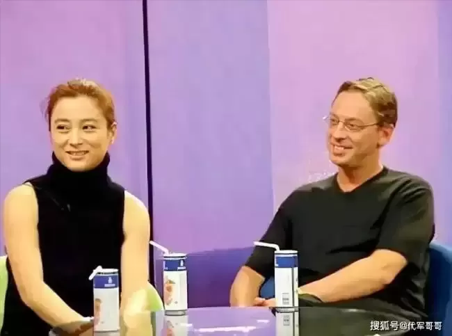 62岁李玲玉近况：嫁加国富商，混血儿子帅气