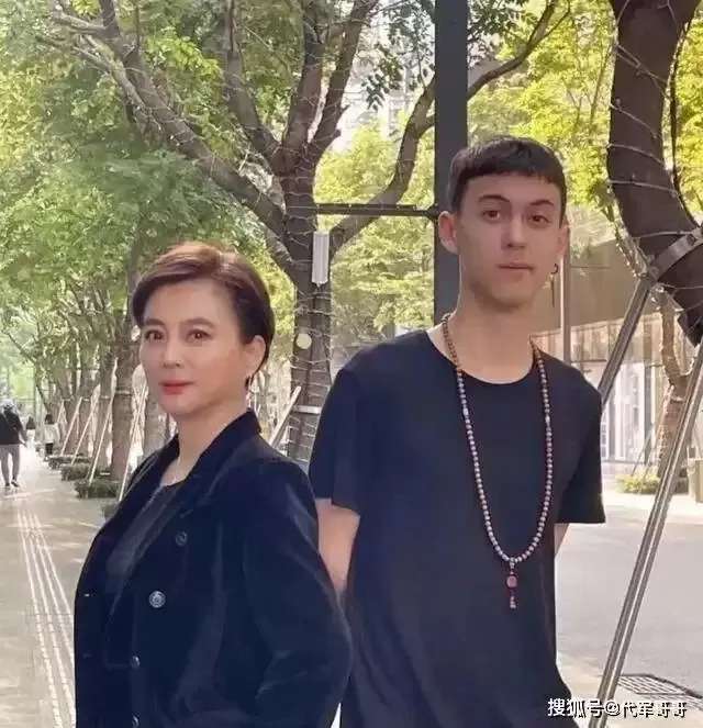 62岁李玲玉近况：嫁加国富商，混血儿子帅气