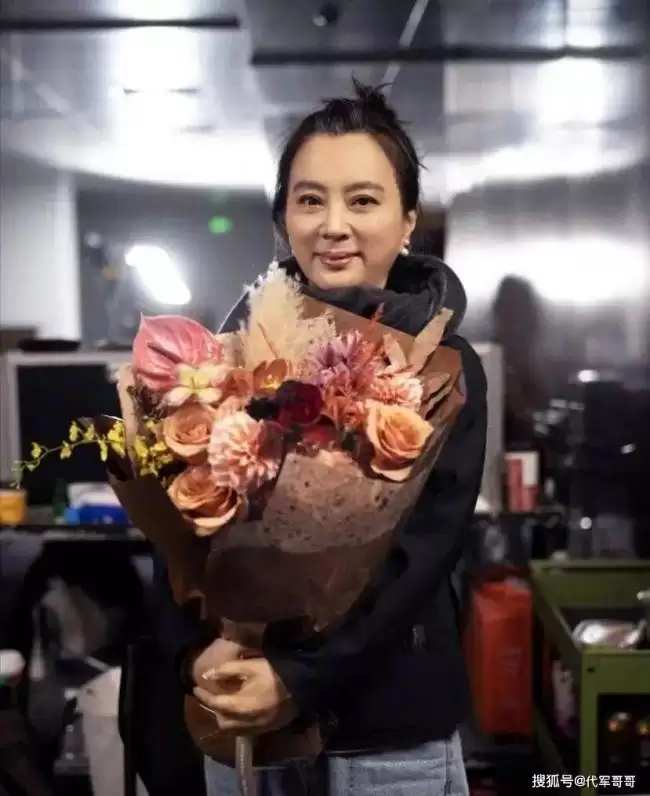 62岁李玲玉近况：嫁加国富商，混血儿子帅气