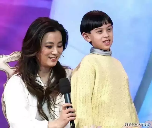 62岁李玲玉近况：嫁加国富商，混血儿子帅气