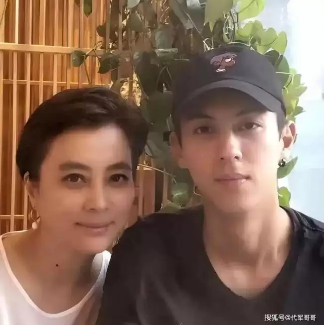 62岁李玲玉近况：嫁加国富商，混血儿子帅气