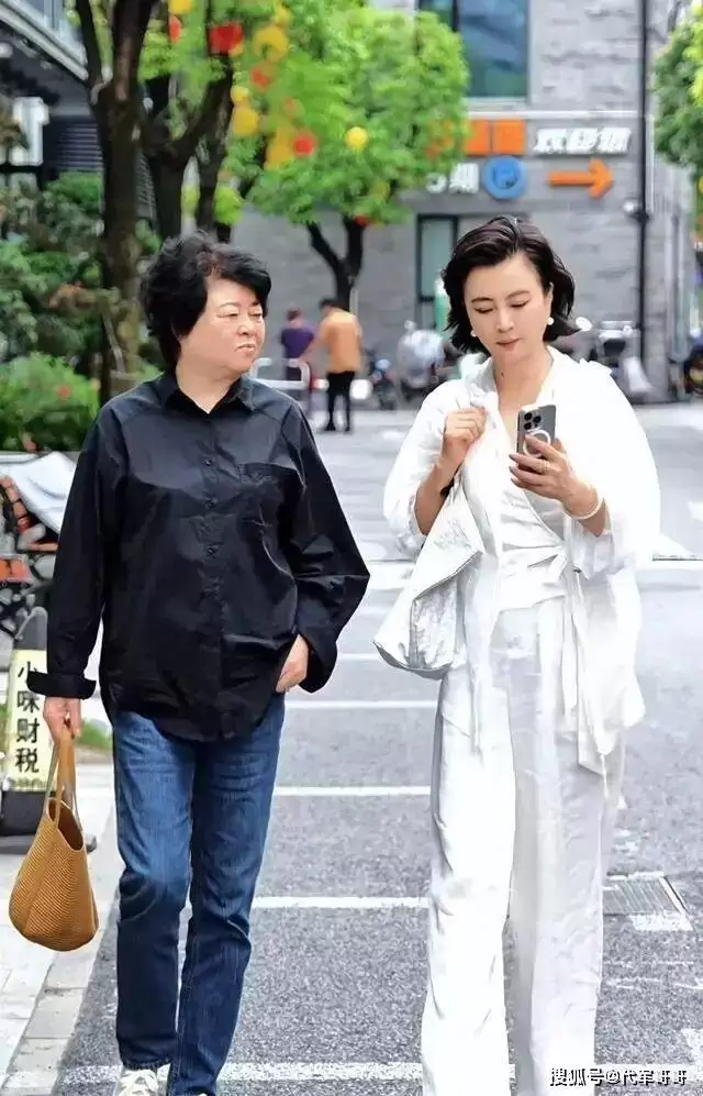 62岁李玲玉近况：嫁加国富商，混血儿子帅气