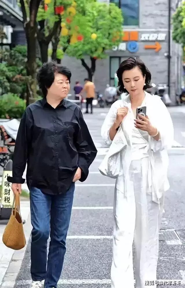 62岁李玲玉近况：嫁加国富商，混血儿子帅气