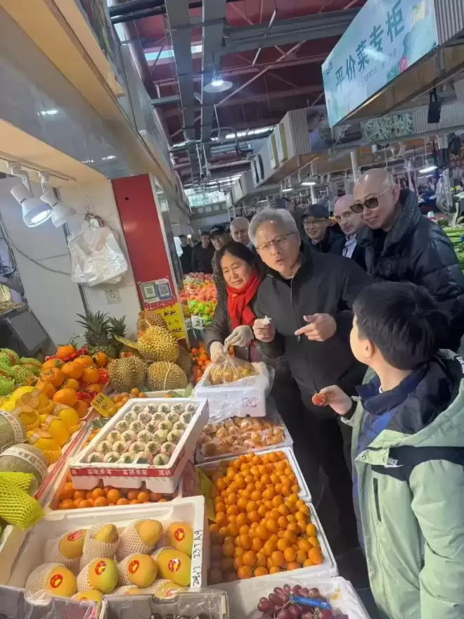 黄仁勋现身上海街道菜市场,将参加英伟达上海年会