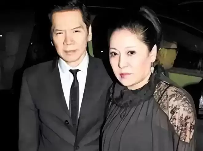 一场追悼会，揭穿了向华强夫妇在香港的真实地位