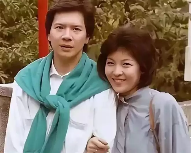 一场追悼会，揭穿了向华强夫妇在香港的真实地位